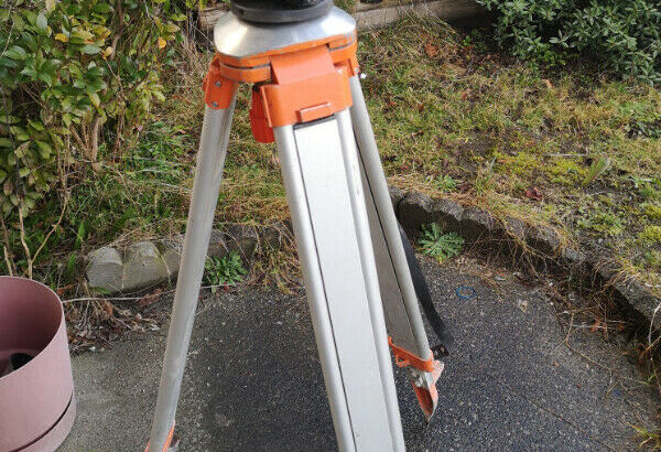 Builder level with tripod