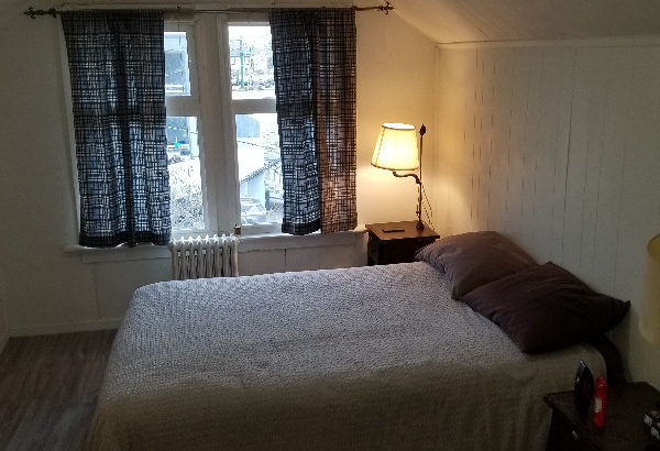 NOW or APR 15th- Bright top flr rm in clean central co-ed ho