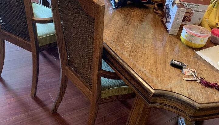 dining table good condition