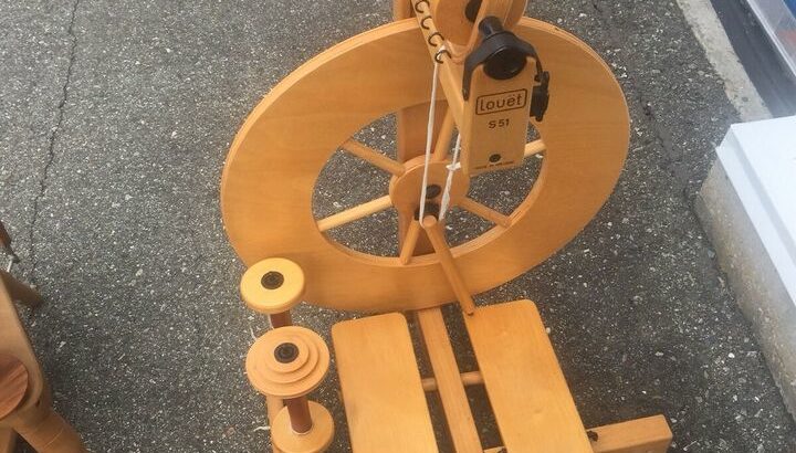 Wool, looms, spinning wheels, carder and accessories