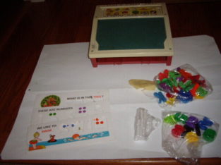 FISHER PRICE SCHOOL DESK + ACCES