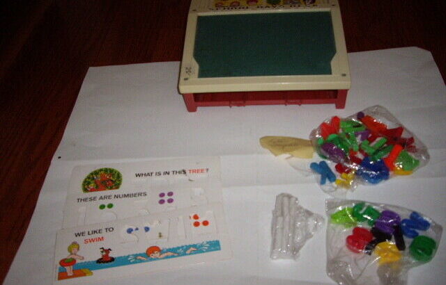 FISHER PRICE SCHOOL DESK + ACCES