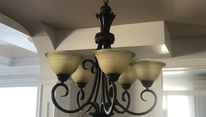 Ceiling / chandelier light