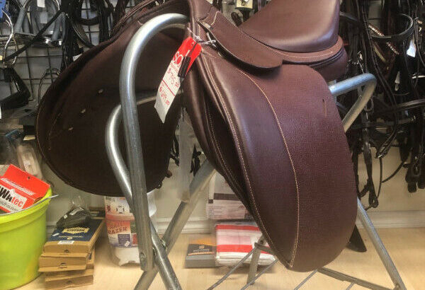 New 16 1/2in HDR Club English Saddle