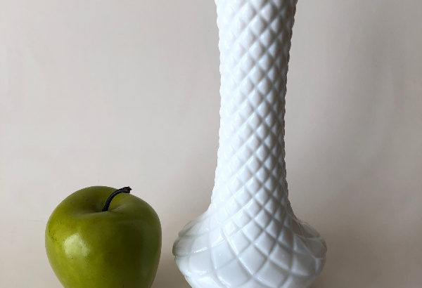 Beautiful Vintage Milkglass Vase – Diamond Quilt Pattern Retro