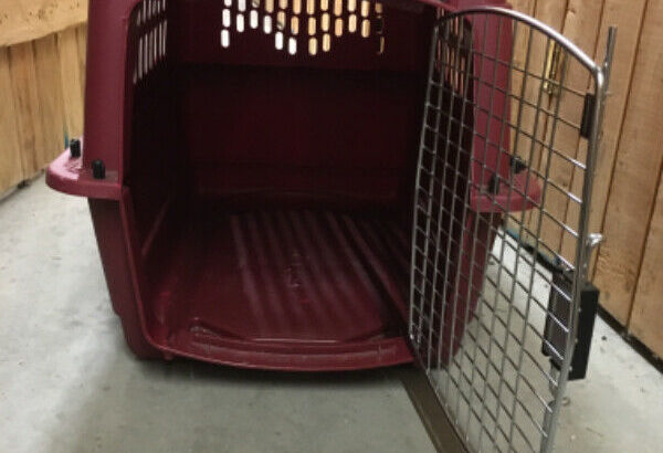 Dog Crate. Good condition. For 35/40 lbs animal for good comfort