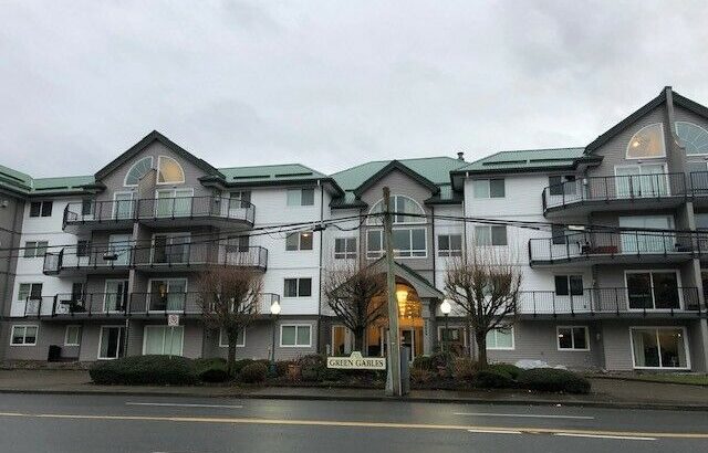 Top Floor Condo in Abbotsford! Check out the vaulted Ceilings!