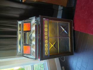 Wurlitzer 2900 Jukebox in good condition with over 100 records
