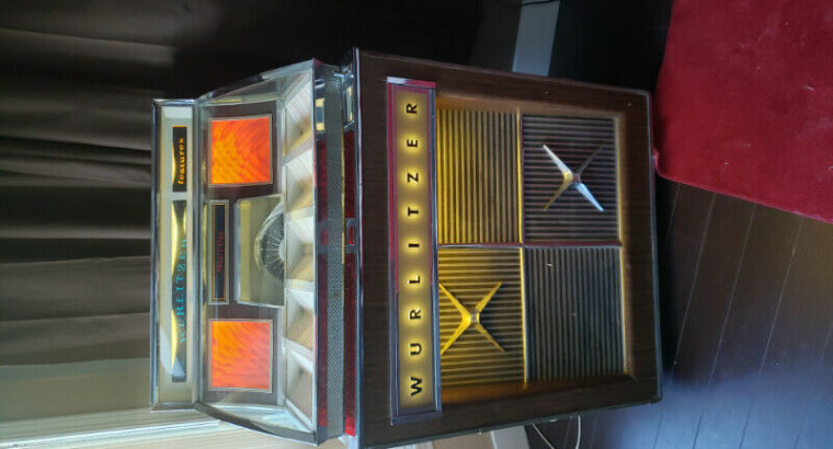 Wurlitzer 2900 Jukebox in good condition with over 100 records