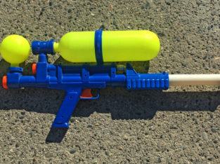 Super Soaker Squirt Gun