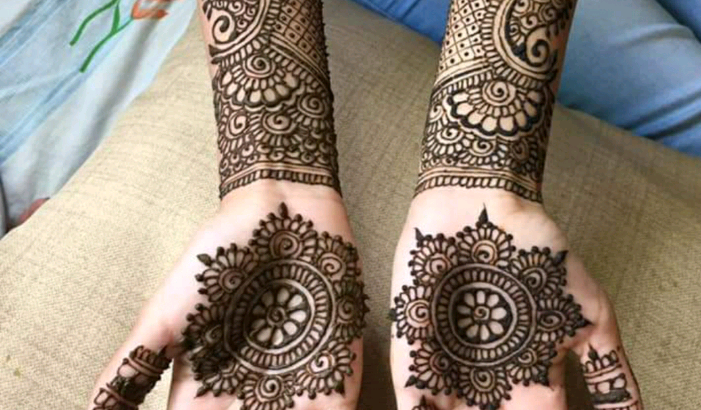 Henna artist