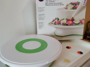 Wilton Trim-N-Turn Ultra Cake Decorating Turntable Stand