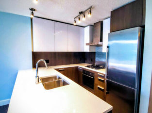 LOCATION! 1 Bed + Den 644ft-5-min walk to Skytrain/Coquitlam Ctr