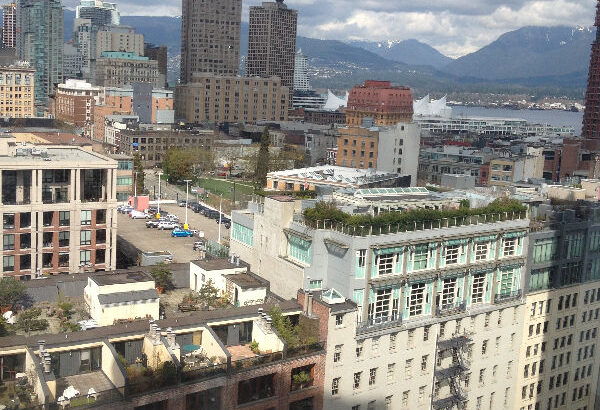 JUNE 01 – A den in condo beside Stadium China Town Station