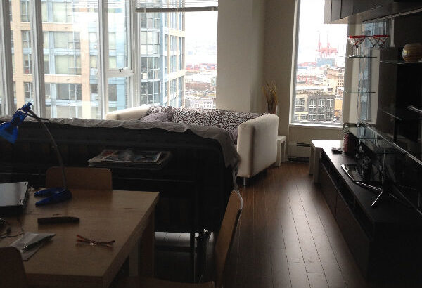 JUNE 01 – A den in condo beside Stadium China Town Station
