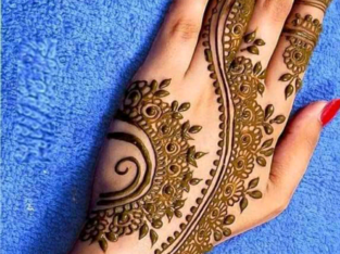 Henna artist