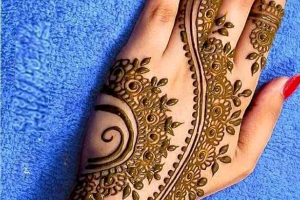 Henna artist