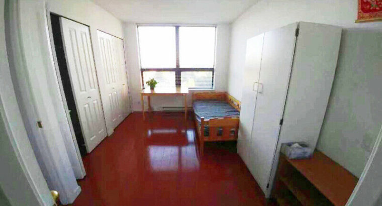 LARGE ROOM W/ FULL PRIVATE BATHROOM FOR RENT. 5 MIN TO JOYCE STN