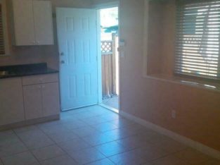 Clean and Bright 1 Bedroom ground level suite in newer home