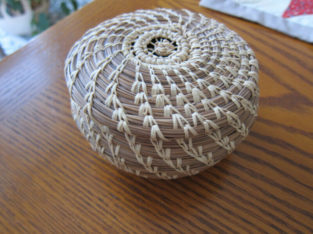 Pine Needle basket/bowl with lid – Jackie Simpson