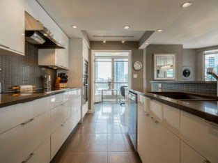 Yaletown 2 BR/2BA Furnished Patio, Parking, Fireplace