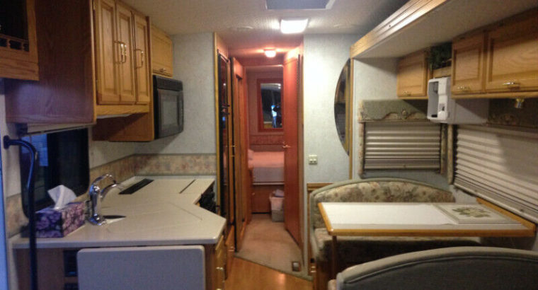 2002 Winnebago Adventurer 35U