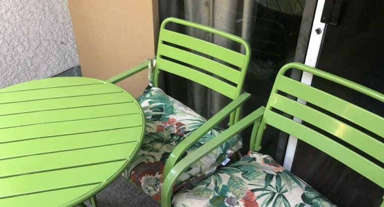 Bright green Patio set