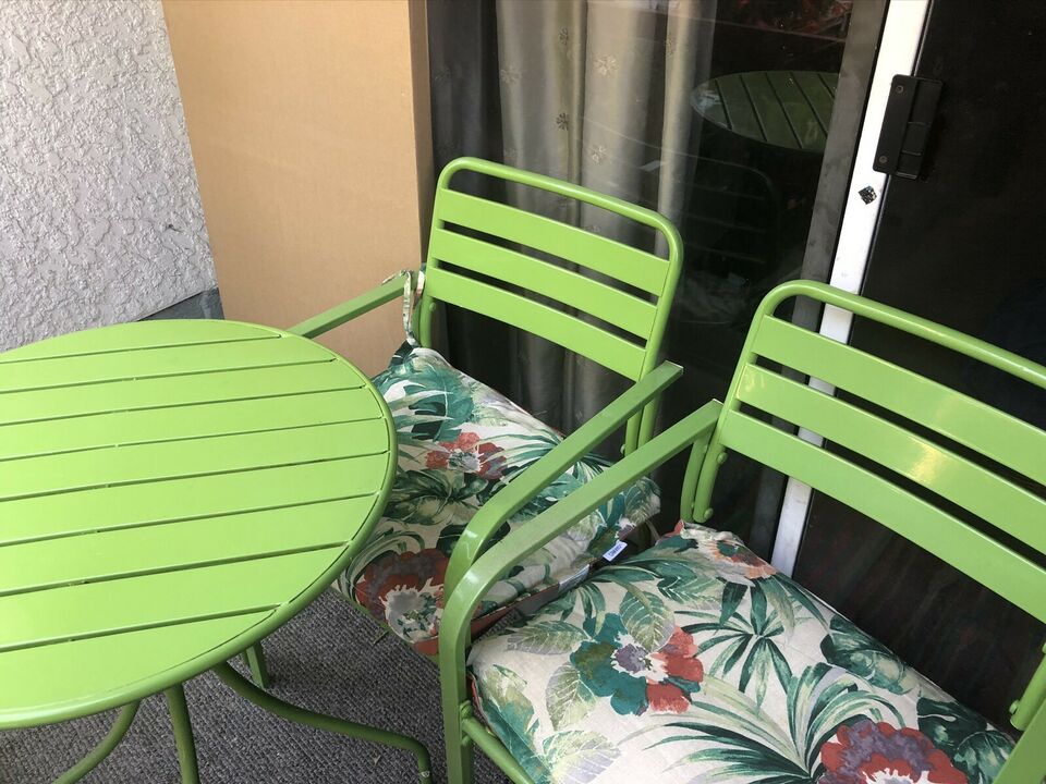 Bright green Patio set