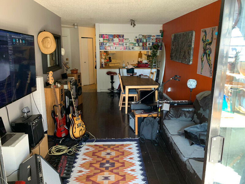 ONE ROOM IN A BEAUTIFUL APARTMENT – KITSILANO