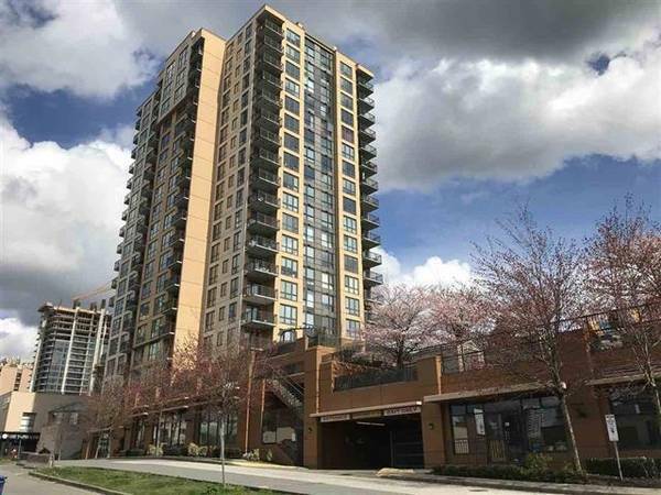 Great Views! 2 Bedroom, 2 Bathrooms, Great Amenities!