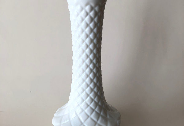 Beautiful Vintage Milkglass Vase – Diamond Quilt Pattern Retro