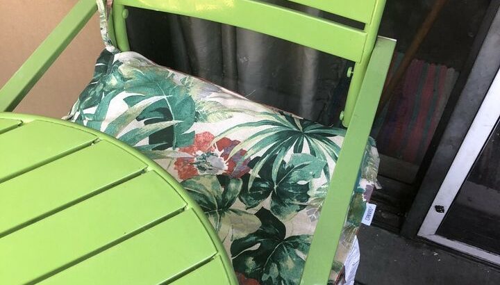 Bright green Patio set