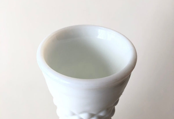 Beautiful Vintage Milkglass Vase – Diamond Quilt Pattern Retro