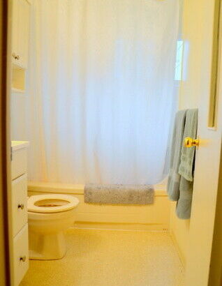FURNISHED BEDROOM & PRIVATE BATHROOM: GORGEOUS SOUTH GRANVILLE