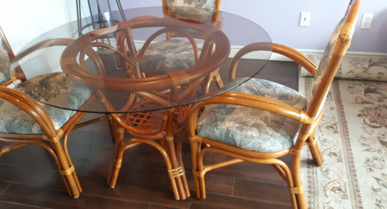 Ratan set of 3 armchairs and table with glass top
