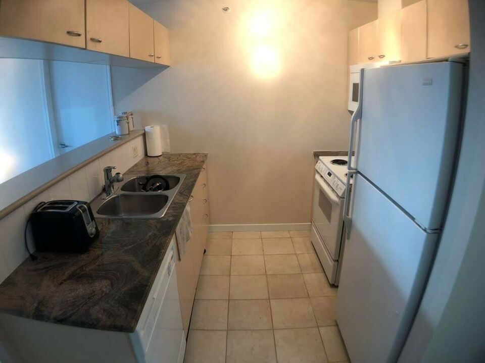 Downtown ROOMS to rent – Females ONLY