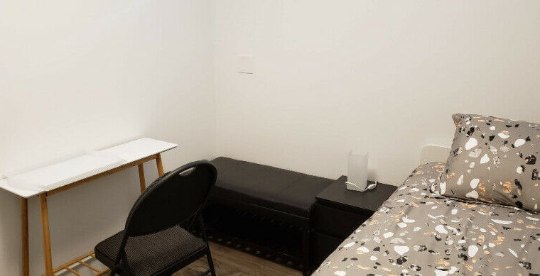 Private room. 5 min walk to 22ndstation. Utilities/wifi included